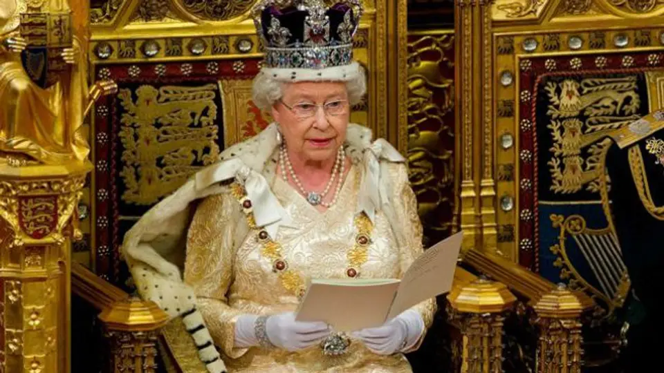Reina Isabel, exhibida haciendo un saludo nazi