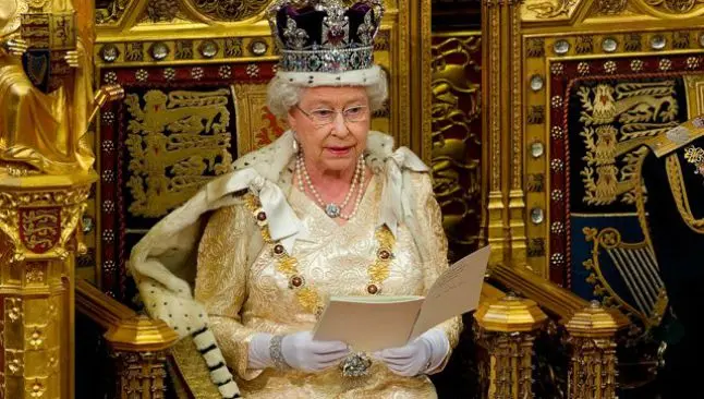 Reina Isabel, exhibida haciendo un saludo nazi