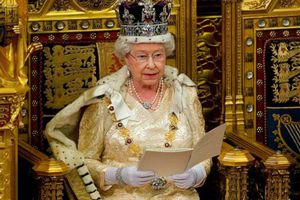 Reina Isabel, exhibida haciendo un saludo nazi