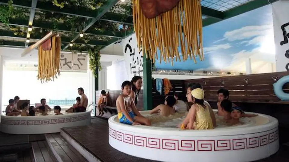 Turistas se sumergen en sopa de fideo en Spa japonés