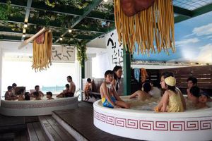 Turistas se sumergen en sopa de fideo en Spa japonés