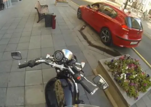 Mujer castiga a automovilistas que tiran basura en las calles