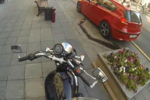 Mujer castiga a automovilistas que tiran basura en las calles