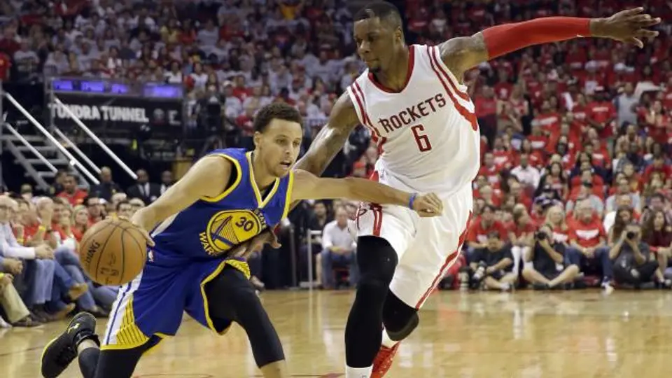 Warriors humilla a Rockets de visita y acaricia Final de la NBA