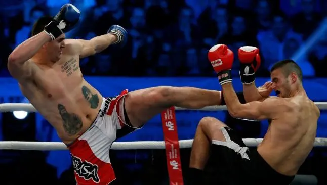 Ex jugador de la NBA debuta con derrota en kickboxing