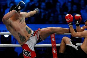 Ex jugador de la NBA debuta con derrota en kickboxing