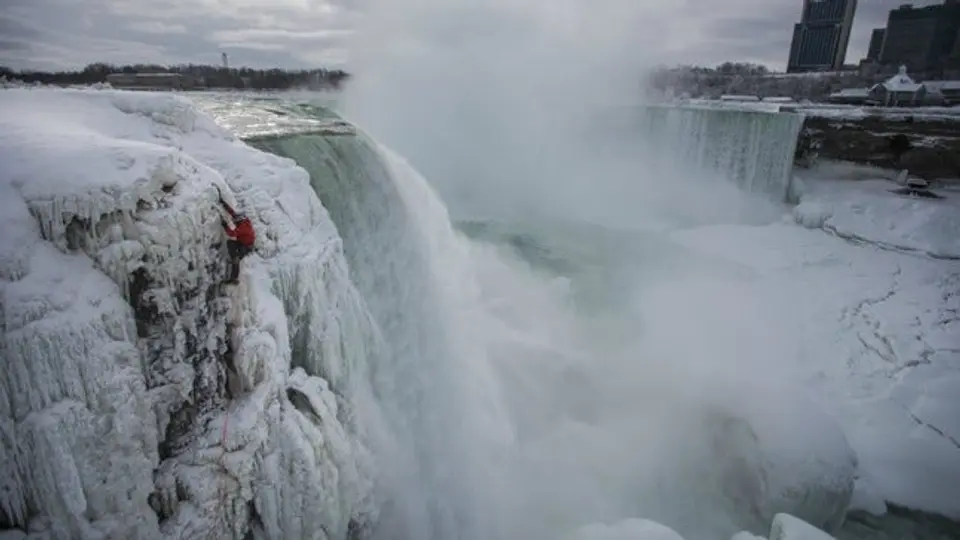 Will Gadd, primer persona en escalar las cataratas del Niágara