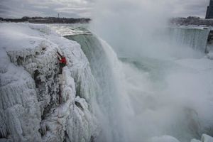 Will Gadd, primer persona en escalar las cataratas del Niágara