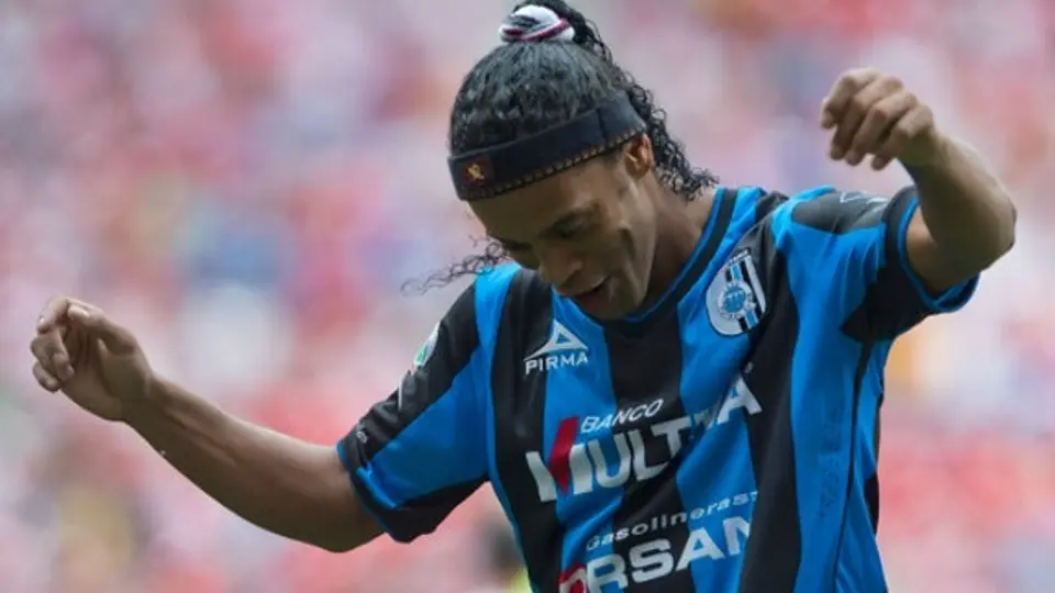 Sin Liguilla, Dinho se divierte con tenis-balón playero