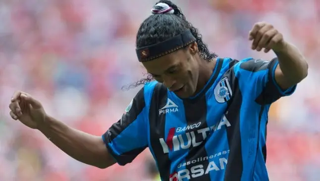 Sin Liguilla, Dinho se divierte con tenis-balón playero