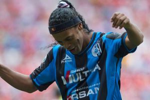 Sin Liguilla, Dinho se divierte con tenis-balón playero