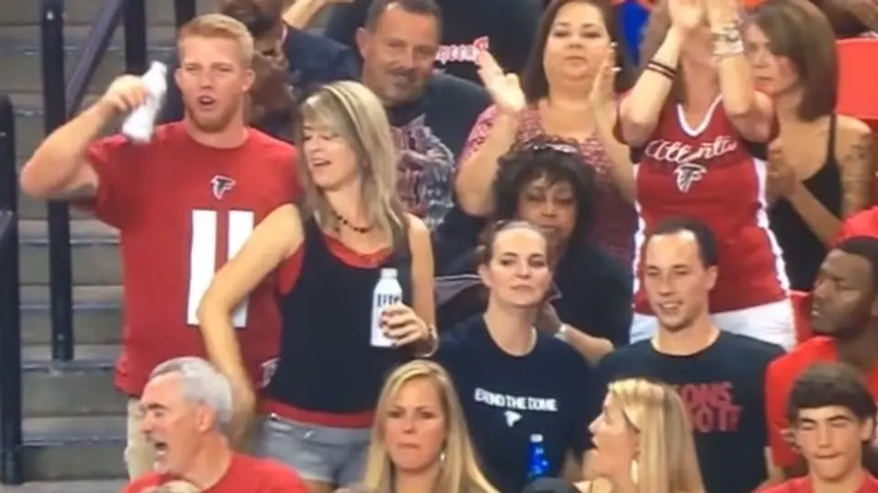 Aficionada se pone 'cariñosa' tras touchdown