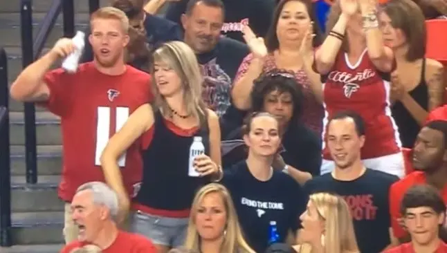 Aficionada se pone 'cariñosa' tras touchdown