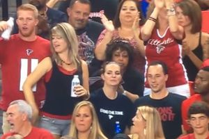 Aficionada se pone 'cariñosa' tras touchdown