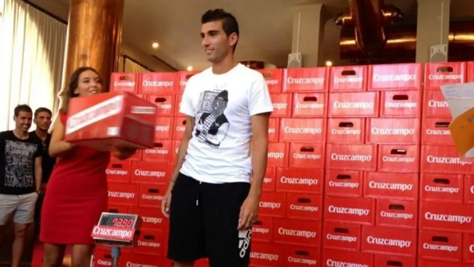 Jugadores del Sevilla reciben su peso en cerveza