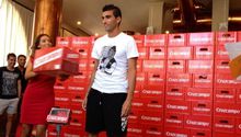Jugadores del Sevilla reciben su peso en cerveza