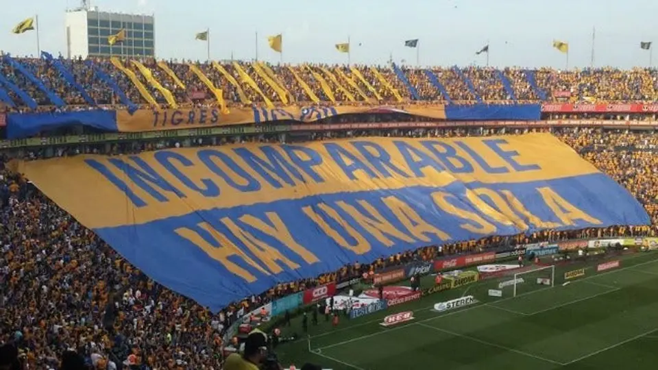 FIFA destaca manta de Tigres en Clásico Regio