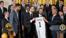 Obama recibe a los campeones Spurs en la Casa Blanca