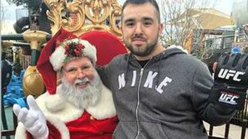 Santa regala artículos de UFC a aficionados