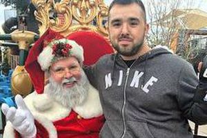 Santa regala artículos de UFC a aficionados