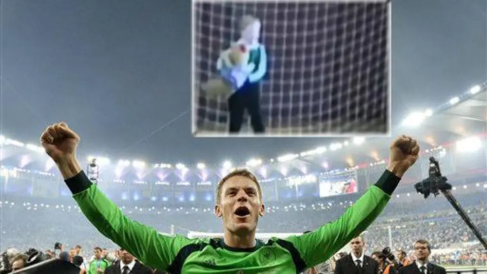 Neuer usaba oso de peluche como amuleto en partidos