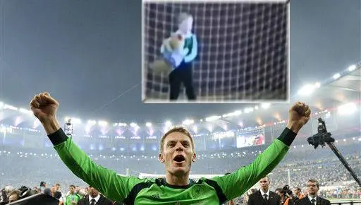 Neuer usaba oso de peluche como amuleto en partidos
