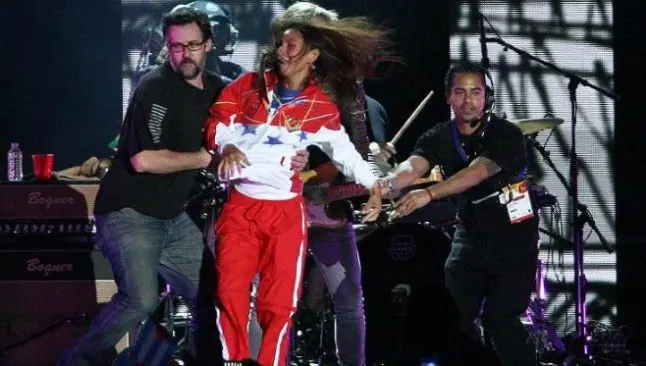 Atleta venezolana se sube al escenario de Juanes en JCC