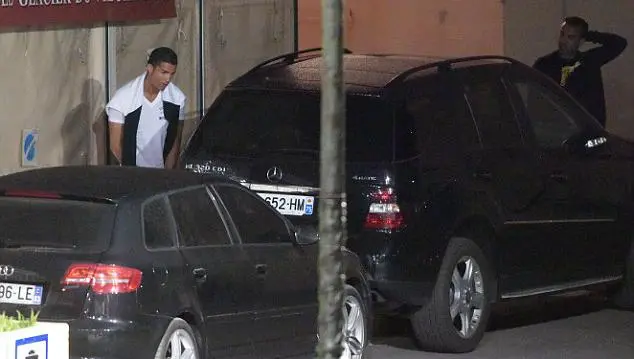 Cristiano, capturado orinando en plena calle