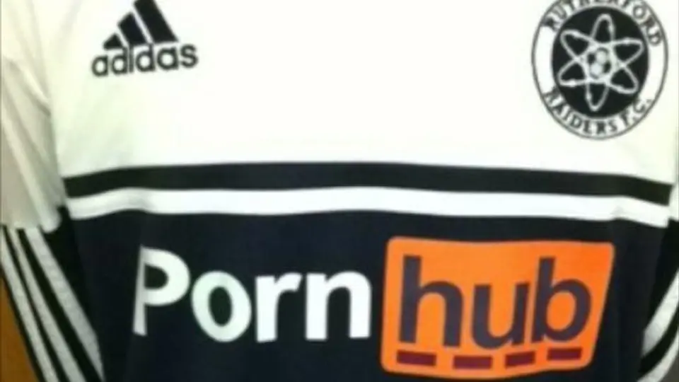 Vetan a equipo colegial por tener patrocinador porno