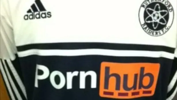 Vetan a equipo colegial por tener patrocinador porno