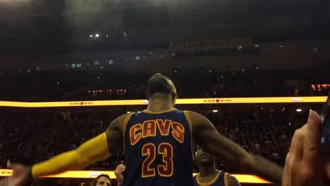 LeBron hace volar el gis nuevamente en Cleveland