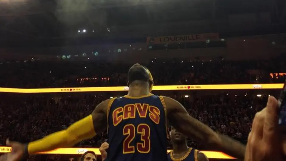 LeBron hace volar el gis nuevamente en Cleveland