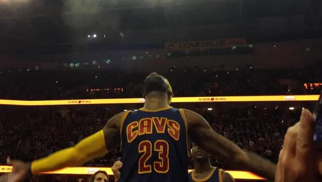 LeBron hace volar el gis nuevamente en Cleveland
