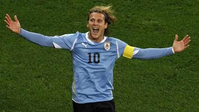 Diego Forlán festeja un gol con Uruguay | AP