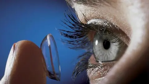 Crean lentes de contacto que hacen zoom con sólo un guiño