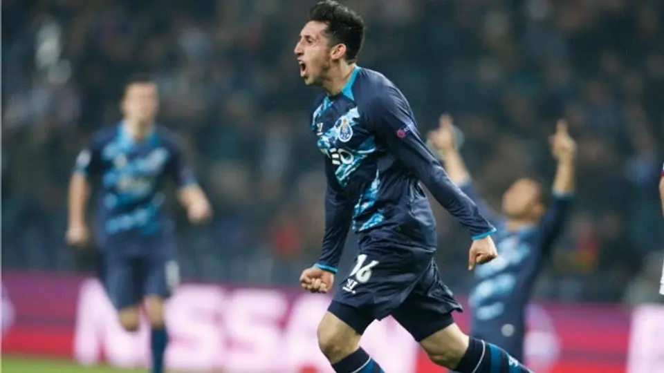 Héctor Herrera gana el Dragón de Oro en Porto