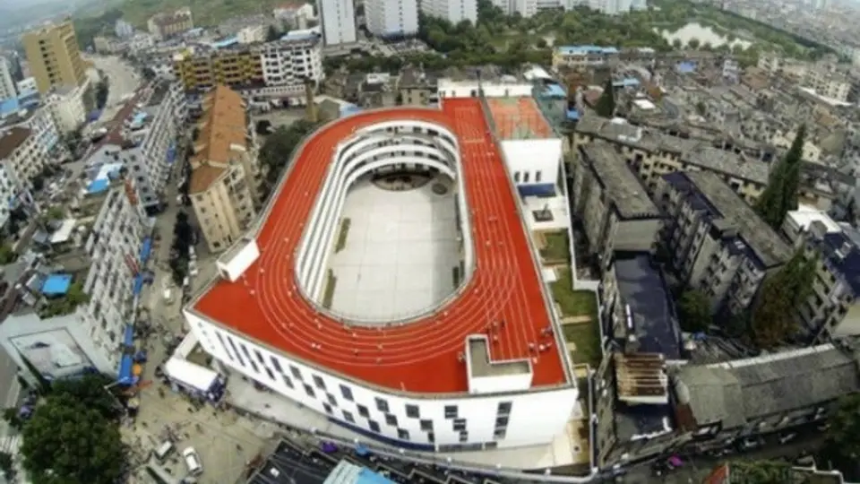 China construye primera pista de atletismo sobre una azotea