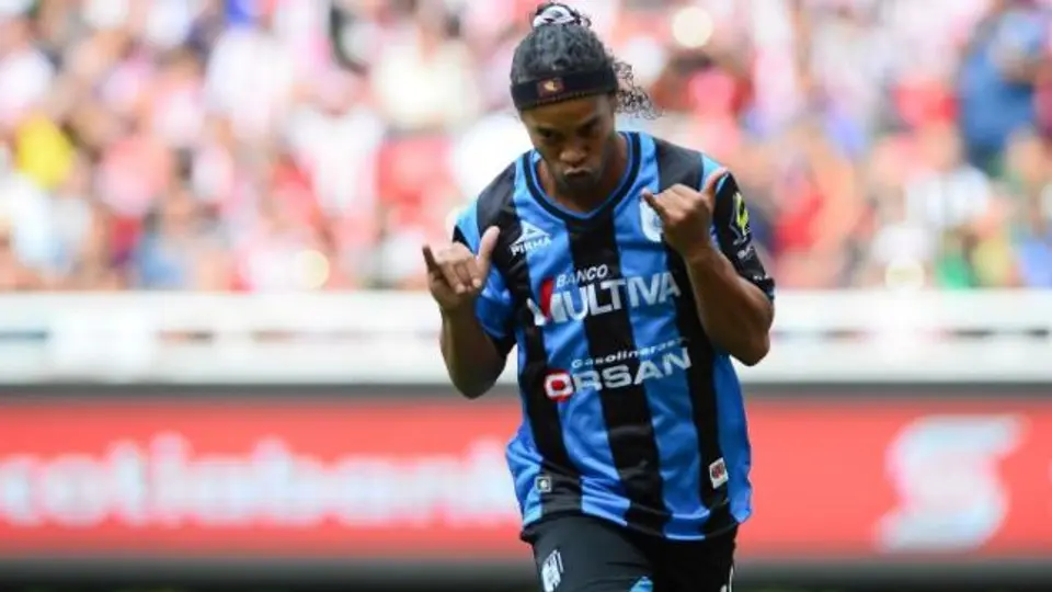 Dinho se luce en el tenis-balón en su casa de Querétaro