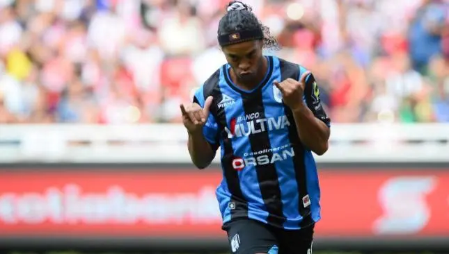 Dinho se luce en el tenis-balón en su casa de Querétaro