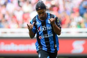 Dinho se luce en el tenis-balón en su casa de Querétaro