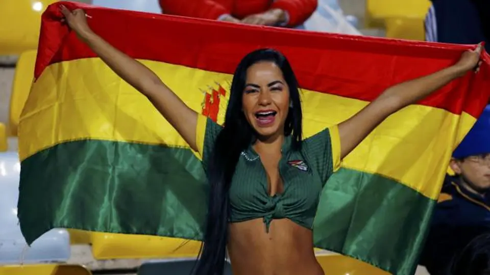Sensual mujer se roba el show del México-Bolivia
