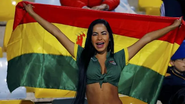 Sensual mujer se roba el show del México-Bolivia