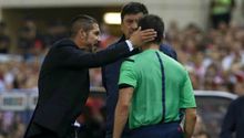 Simeone 'zapea' al cuarto árbitro tras ser expulsado