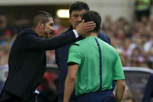 Simeone 'zapea' al cuarto árbitro tras ser expulsado