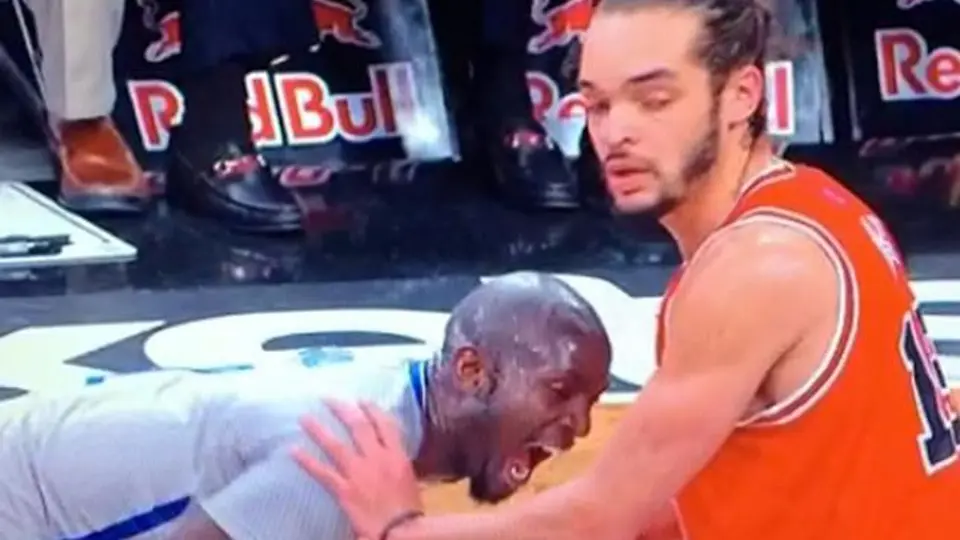 Garnett intenta morder la mano de Joakim Noah