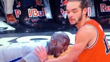 Garnett intenta morder la mano de Joakim Noah