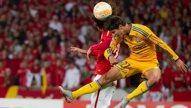 Jurgen Damm disputa un balón aéreo en juego contra el Inter de Porto Alegre | IMAGO7