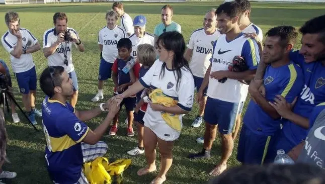 Aficionado pide matrimonio en práctica de Boca Juniors