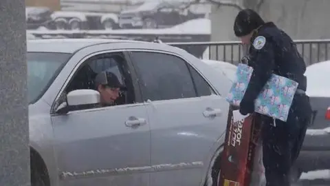 Policía da regalos en lugar de infracciones