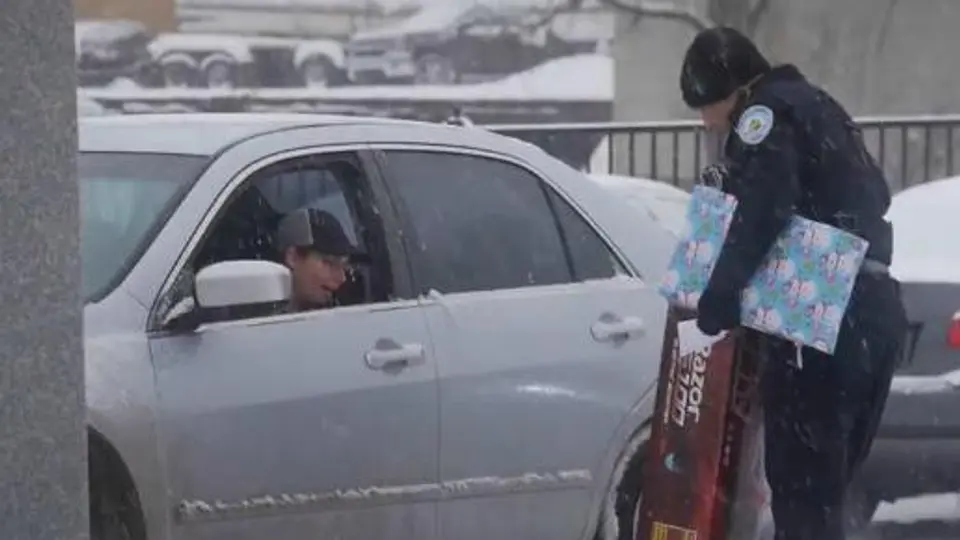 Policía da regalos en lugar de infracciones